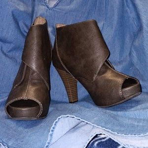 a.n.a. Dark Gray Size 6 Open Toe Bootie